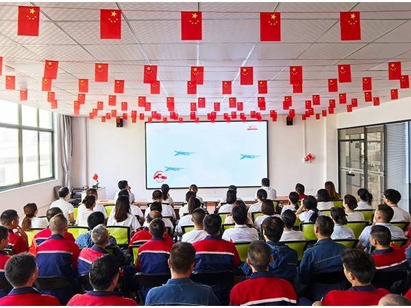 銘記曆史珍愛和平，砥礪奮進開創未來！91羞羞免费网站機械集體觀看勝利日紀念大會