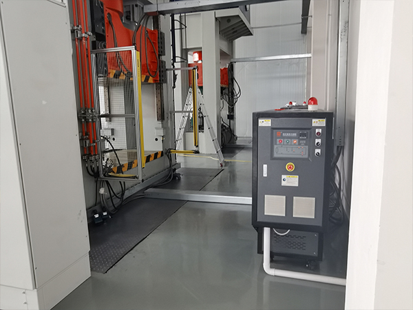 模具油溫機在電池盒製造中控溫，改善汽車部件生產